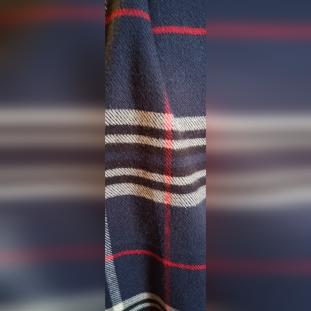 EUC Burberry Scottish Cashmere Navy & White Nova Plaid Casual Unisex Scarf Wrap - Picture 3 of 7